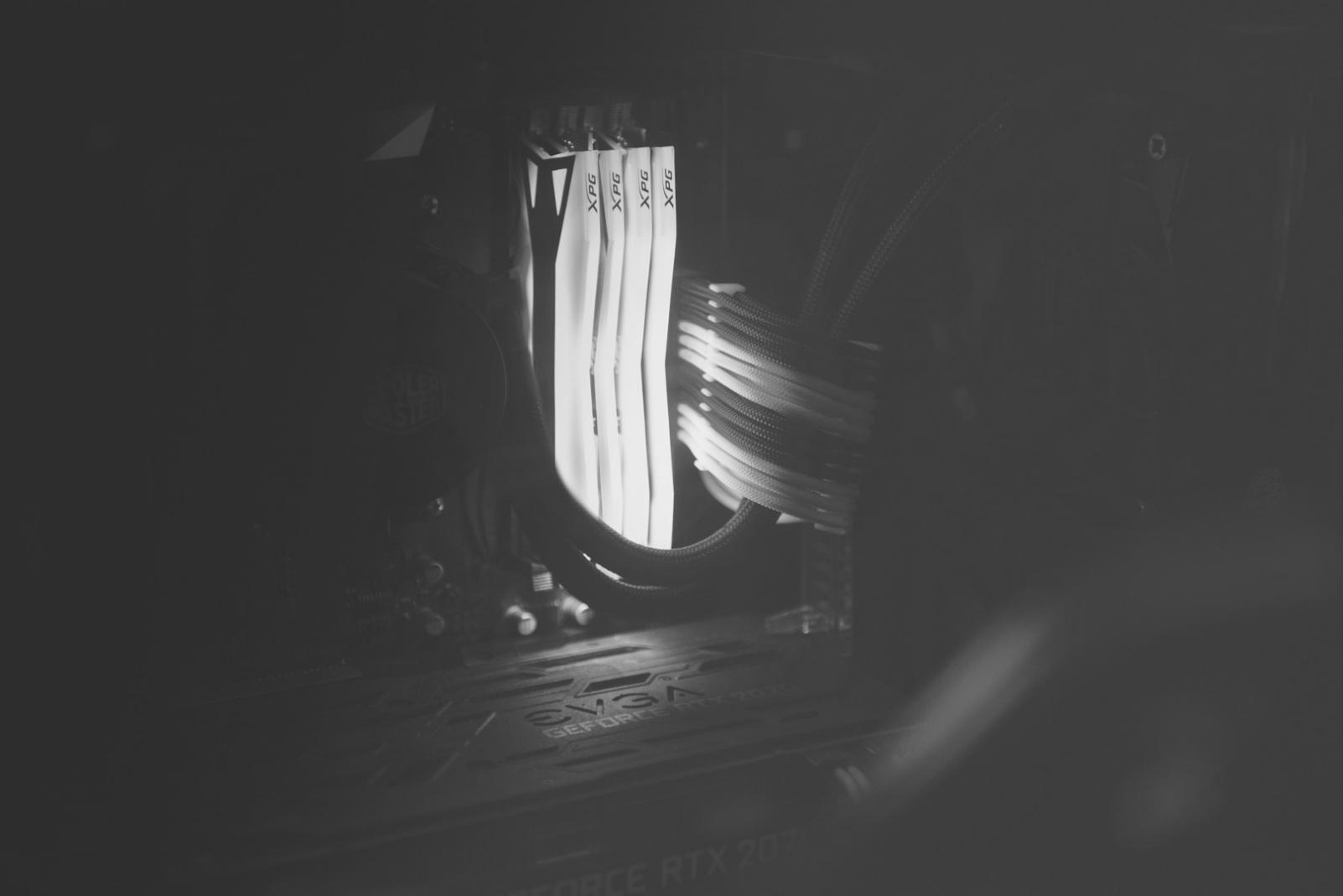 Студенты изучают алгоритмы машинного обучения на практическом занятии